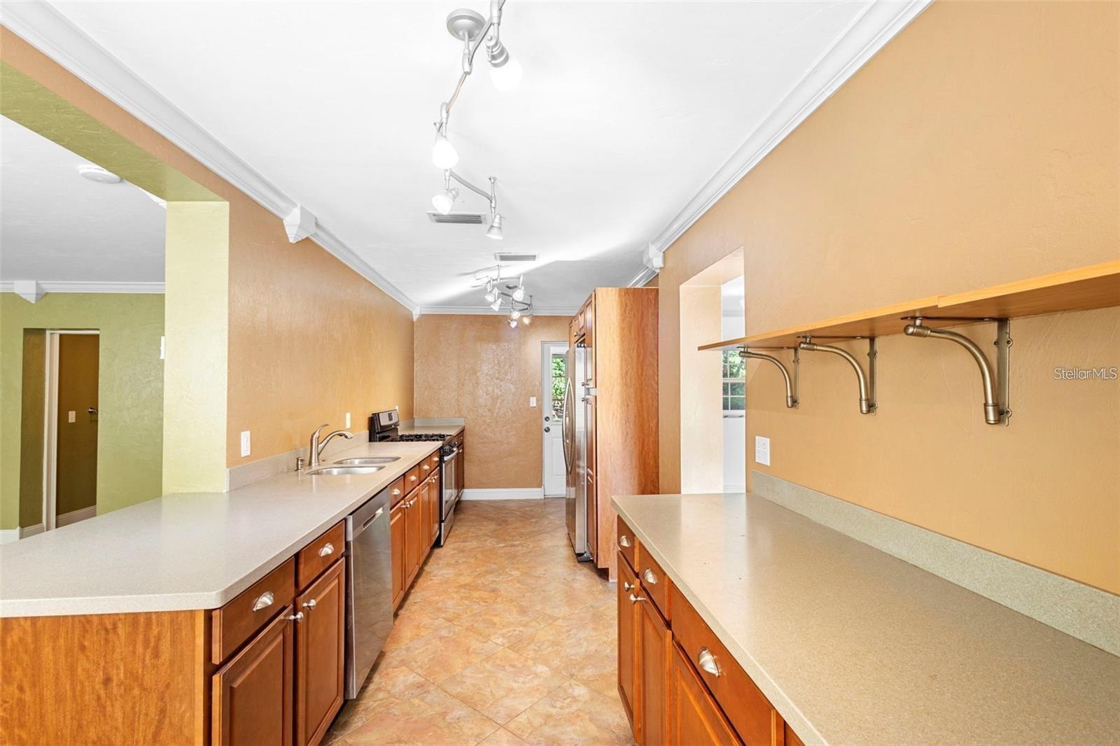 Image 25 of 38 For 611 Garfield Avenue