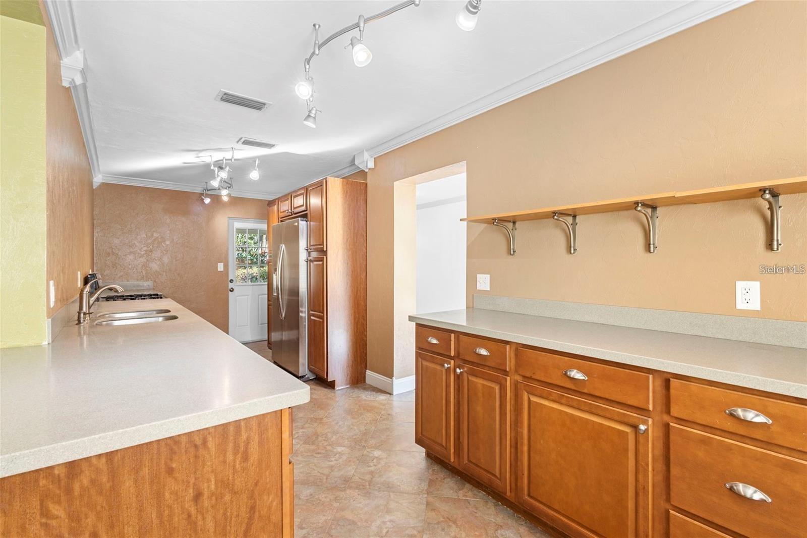 Image 26 of 38 For 611 Garfield Avenue