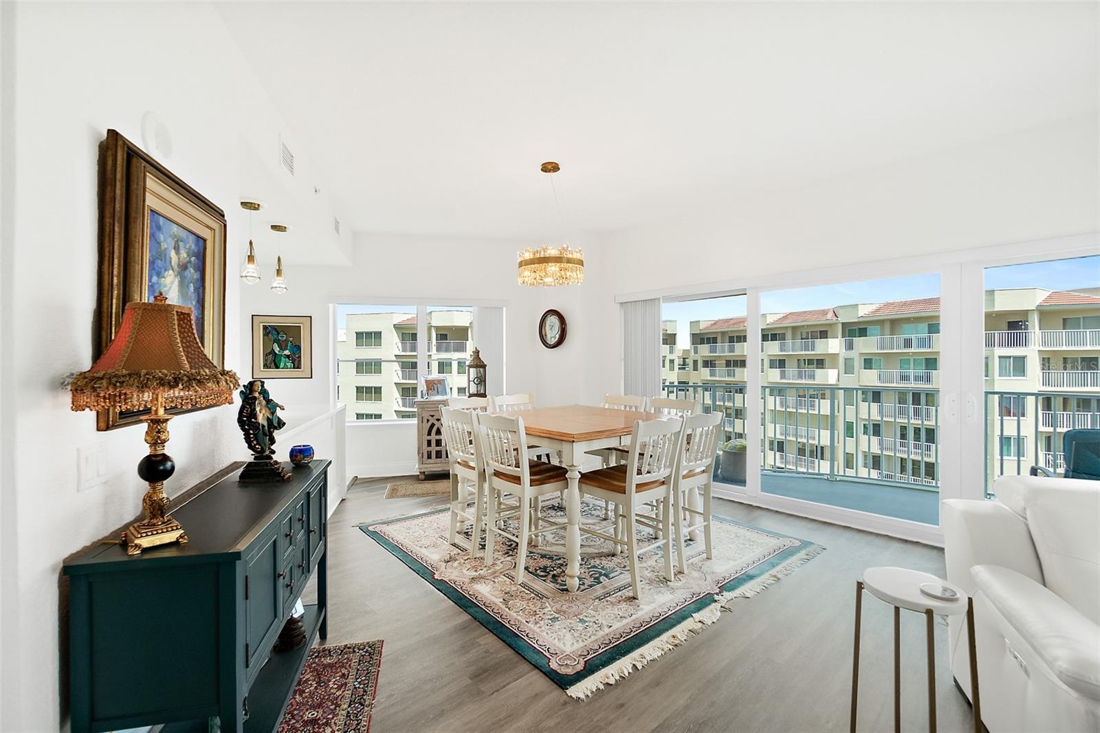 Image 11 of 59 For 2 Oceans West Boulevard 606