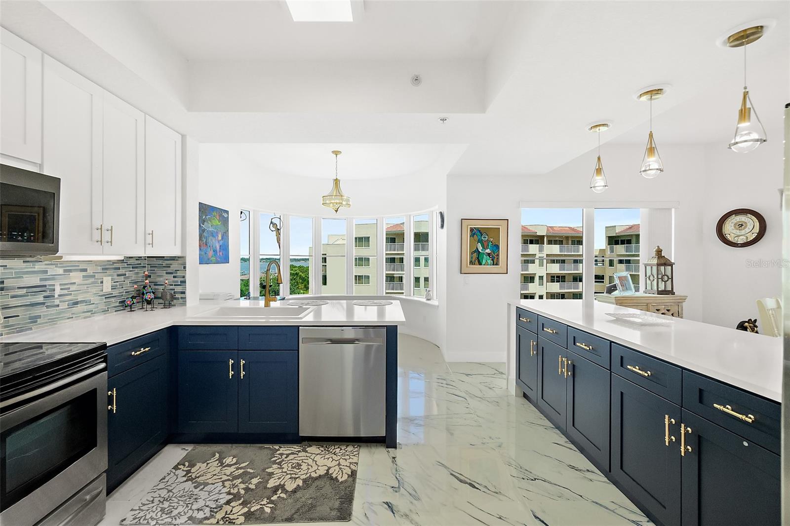 Image 15 of 59 For 2 Oceans West Boulevard 606