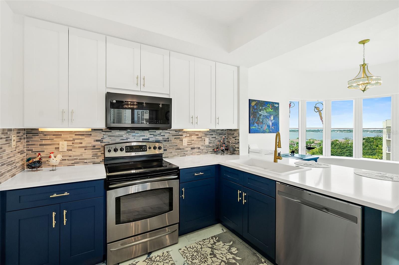 Image 16 of 59 For 2 Oceans West Boulevard 606