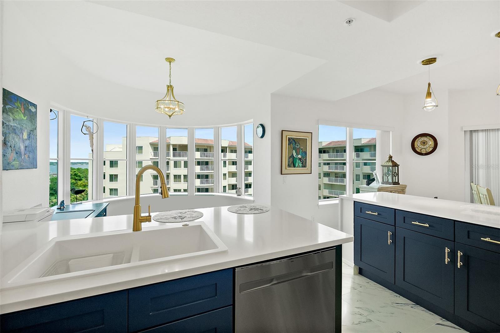 Image 17 of 59 For 2 Oceans West Boulevard 606