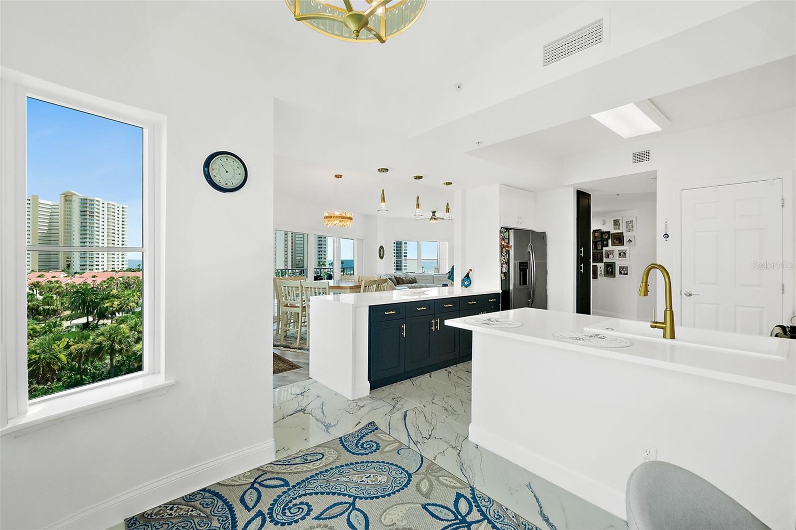 Image 19 of 59 For 2 Oceans West Boulevard 606