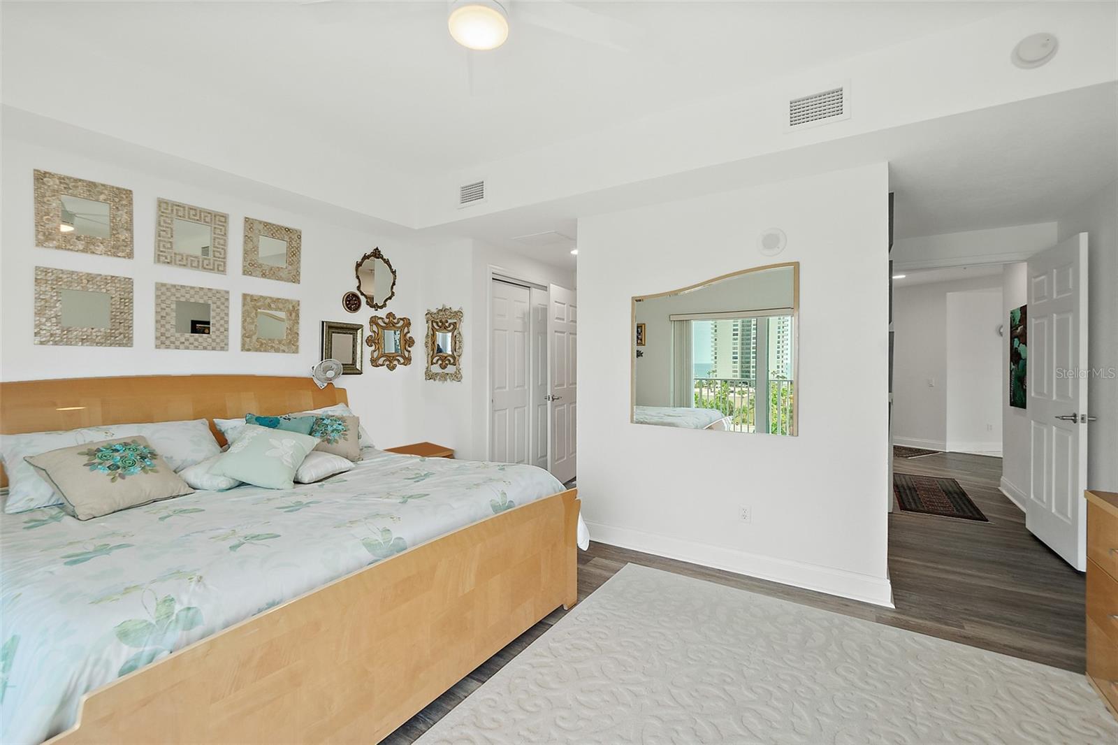 Image 23 of 59 For 2 Oceans West Boulevard 606