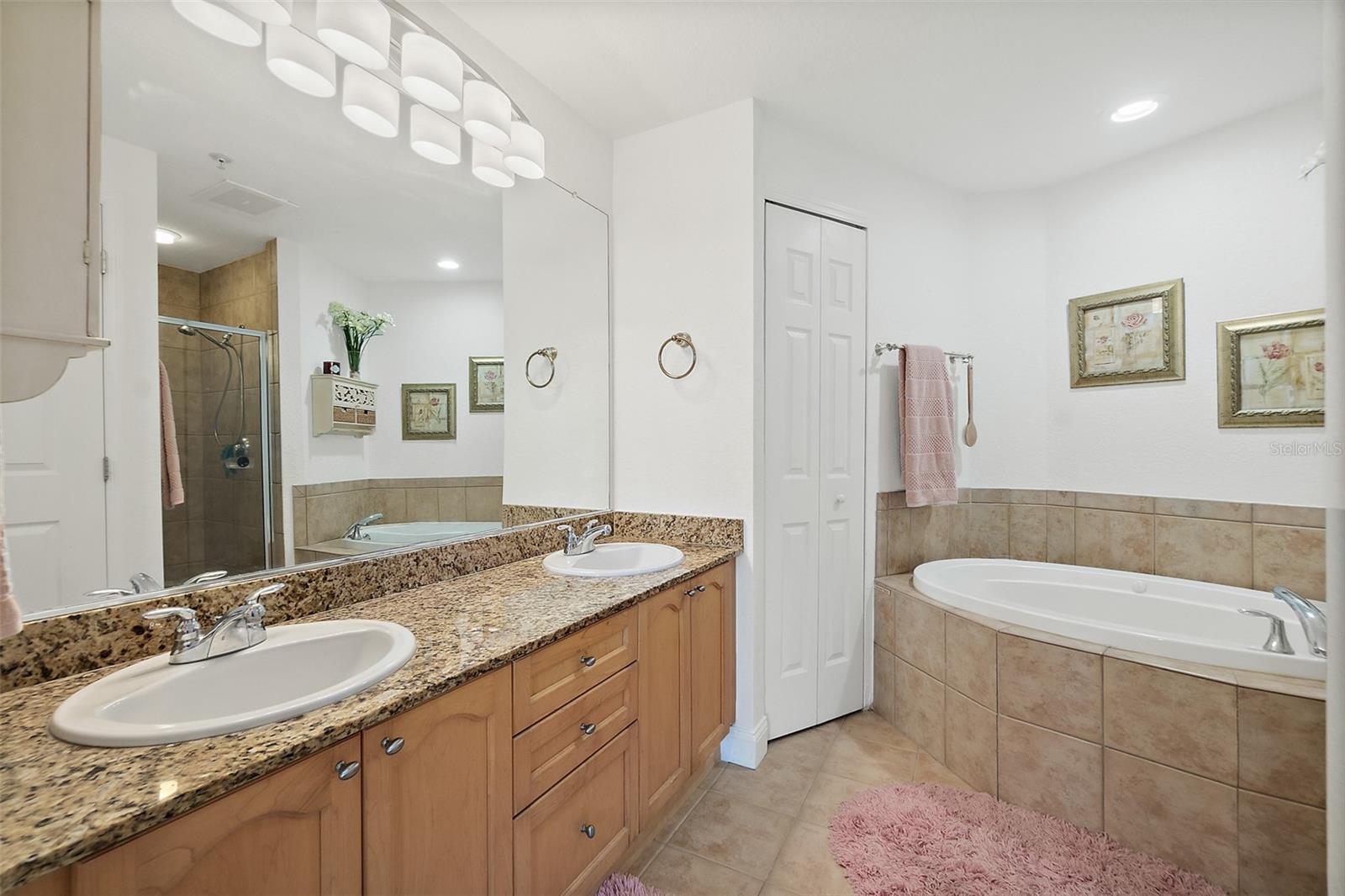 Image 24 of 59 For 2 Oceans West Boulevard 606