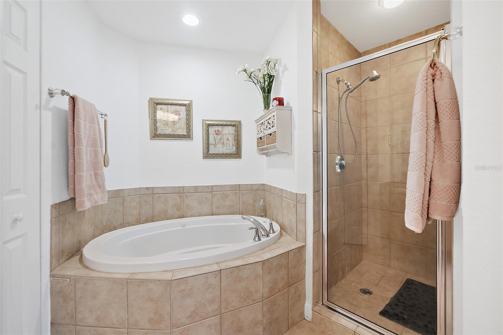 Image 25 of 59 For 2 Oceans West Boulevard 606