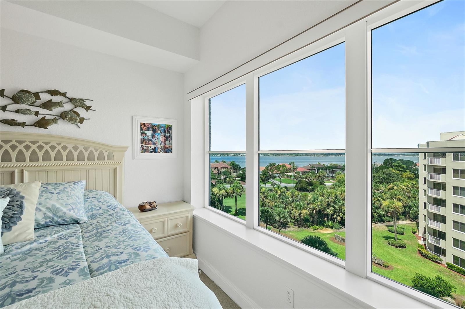 Image 29 of 59 For 2 Oceans West Boulevard 606