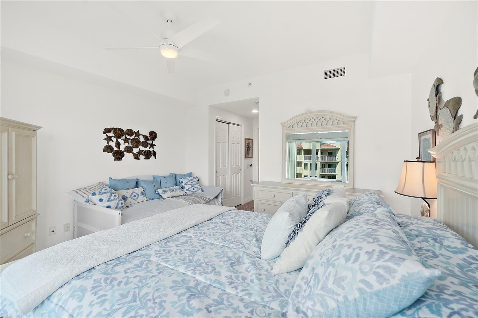 Image 30 of 59 For 2 Oceans West Boulevard 606