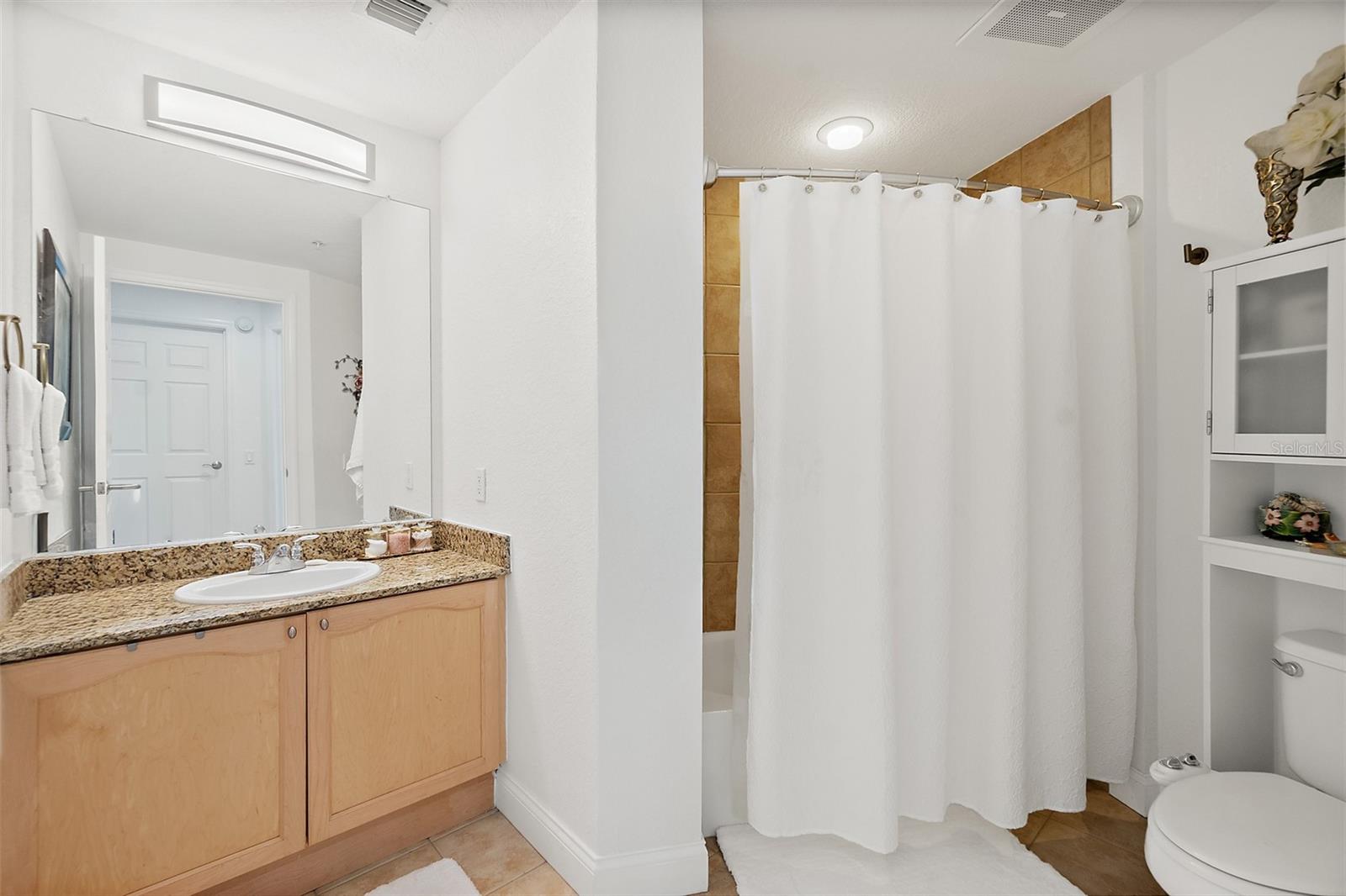 Image 37 of 59 For 2 Oceans West Boulevard 606