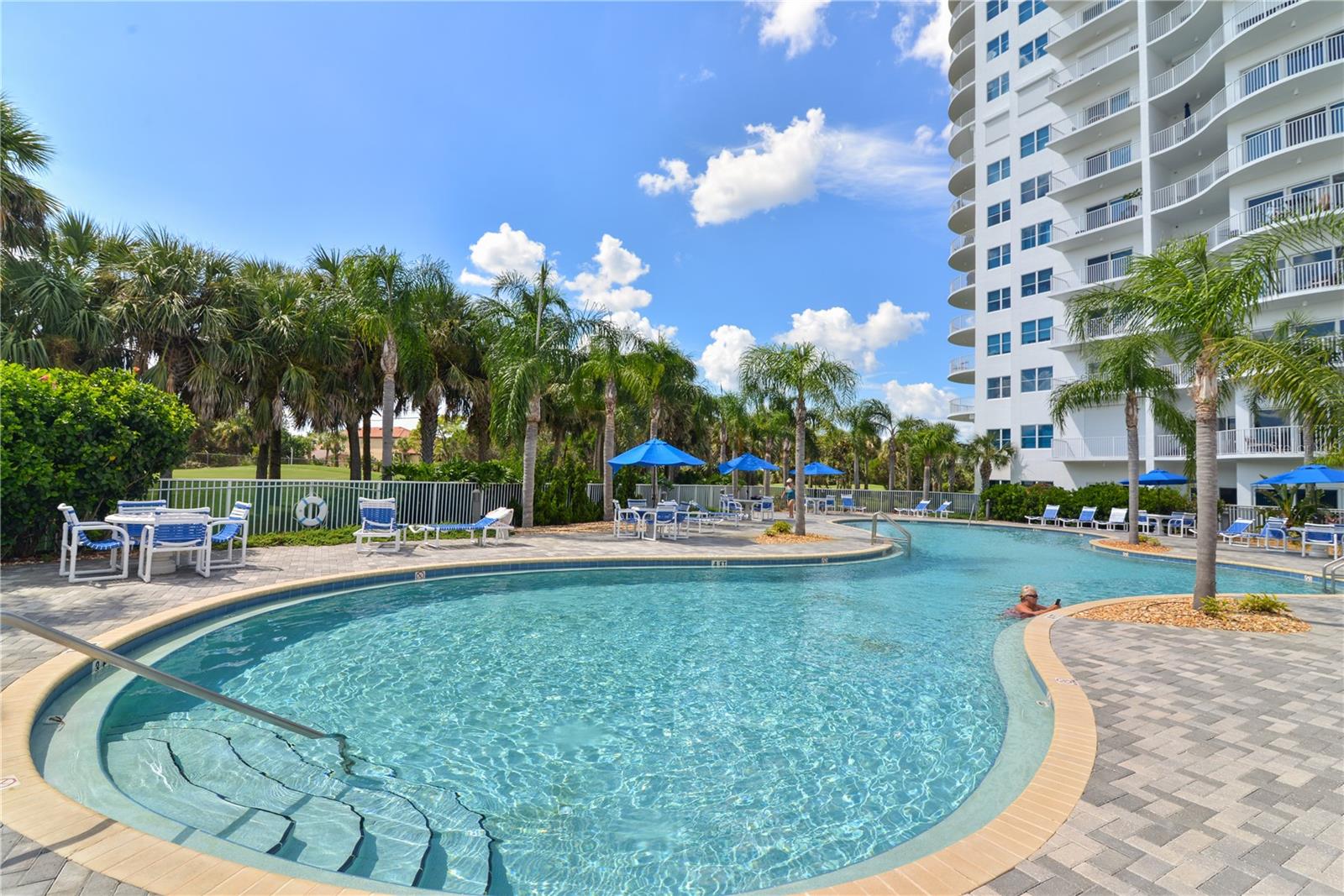 Image 42 of 59 For 2 Oceans West Boulevard 606