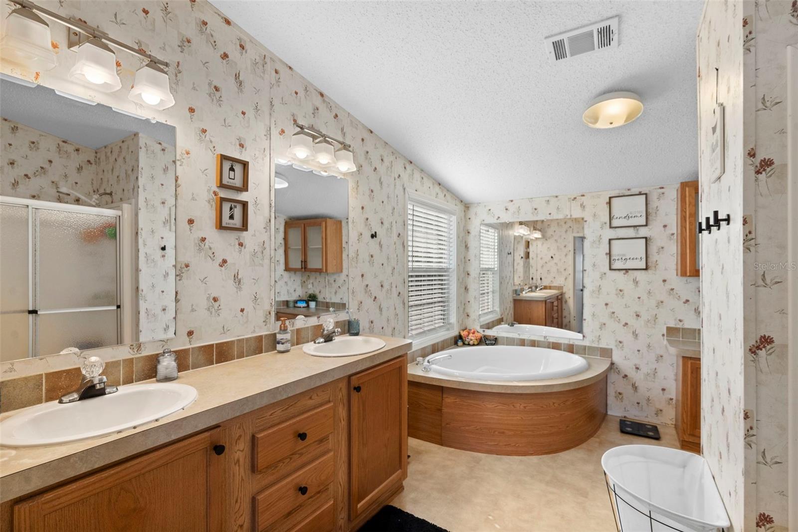 Image 15 of 27 For 18 Florence Boulevard