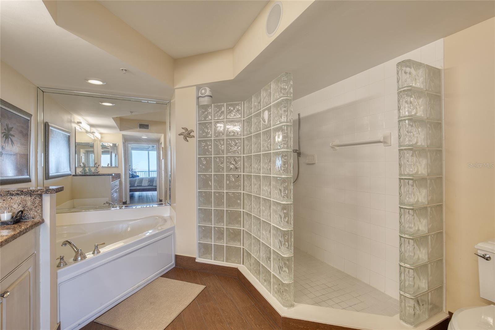 Image 31 of 62 For 3315 Atlantic Avenue 705