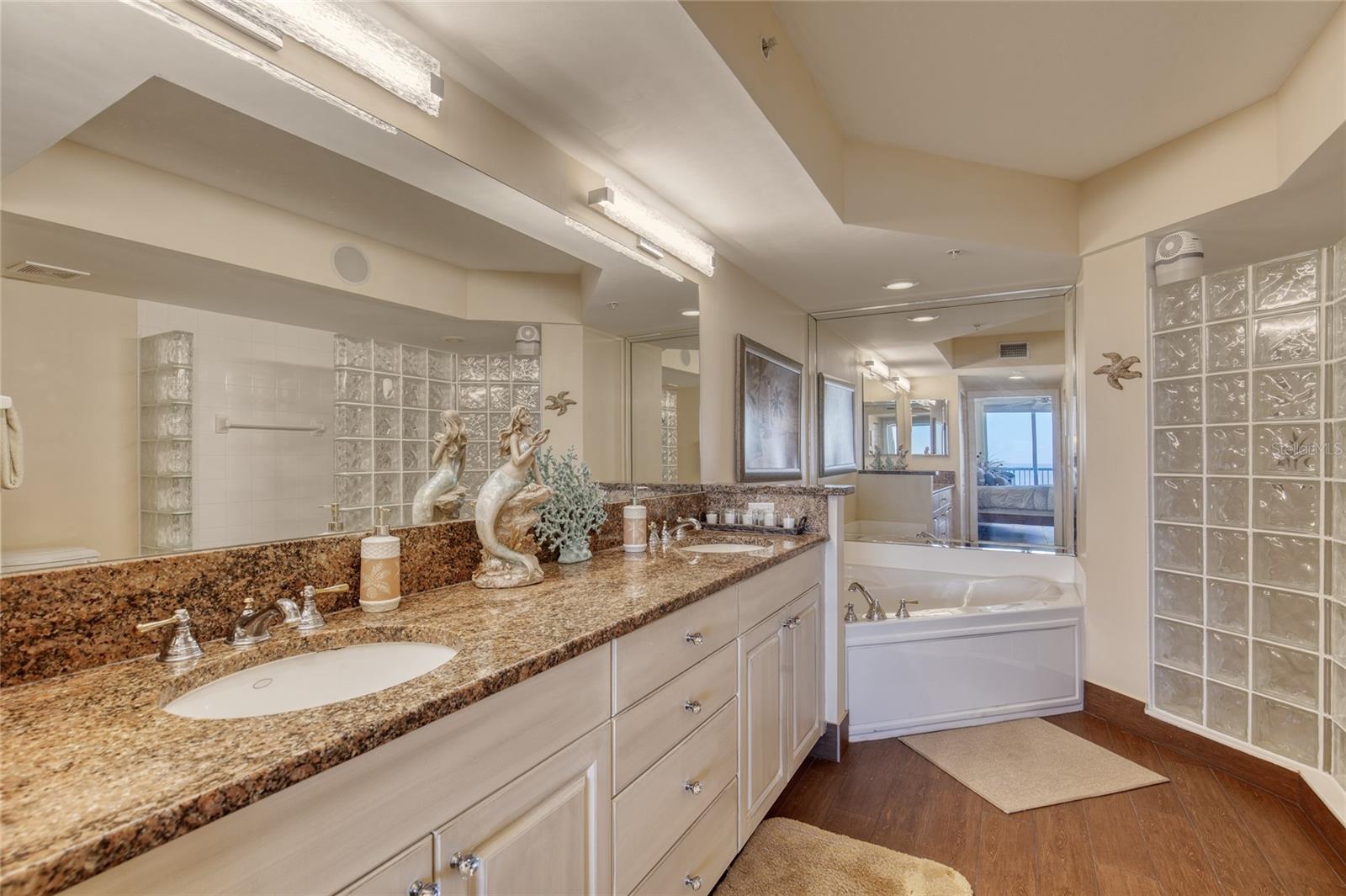 Image 32 of 62 For 3315 Atlantic Avenue 705