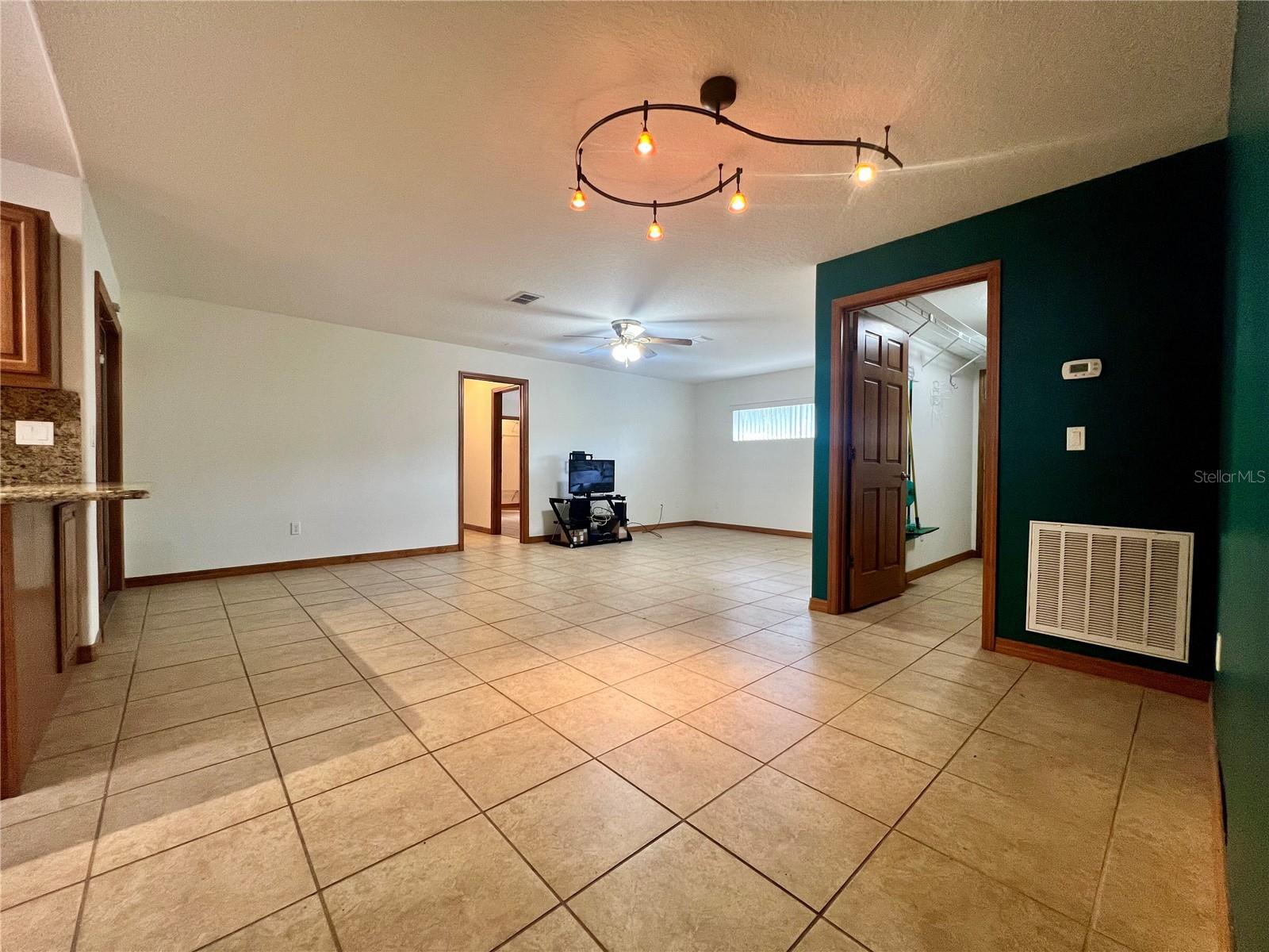 Image 5 of 25 For 1156 Carpenter Avenue