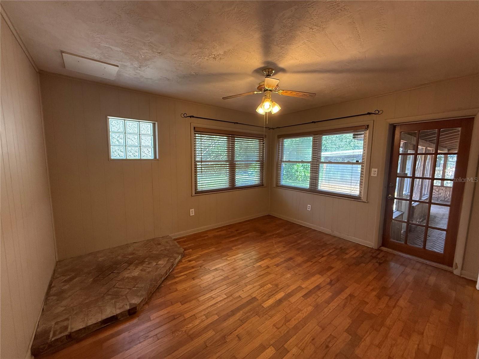 Image 11 of 24 For 514 Land O Lakes Court