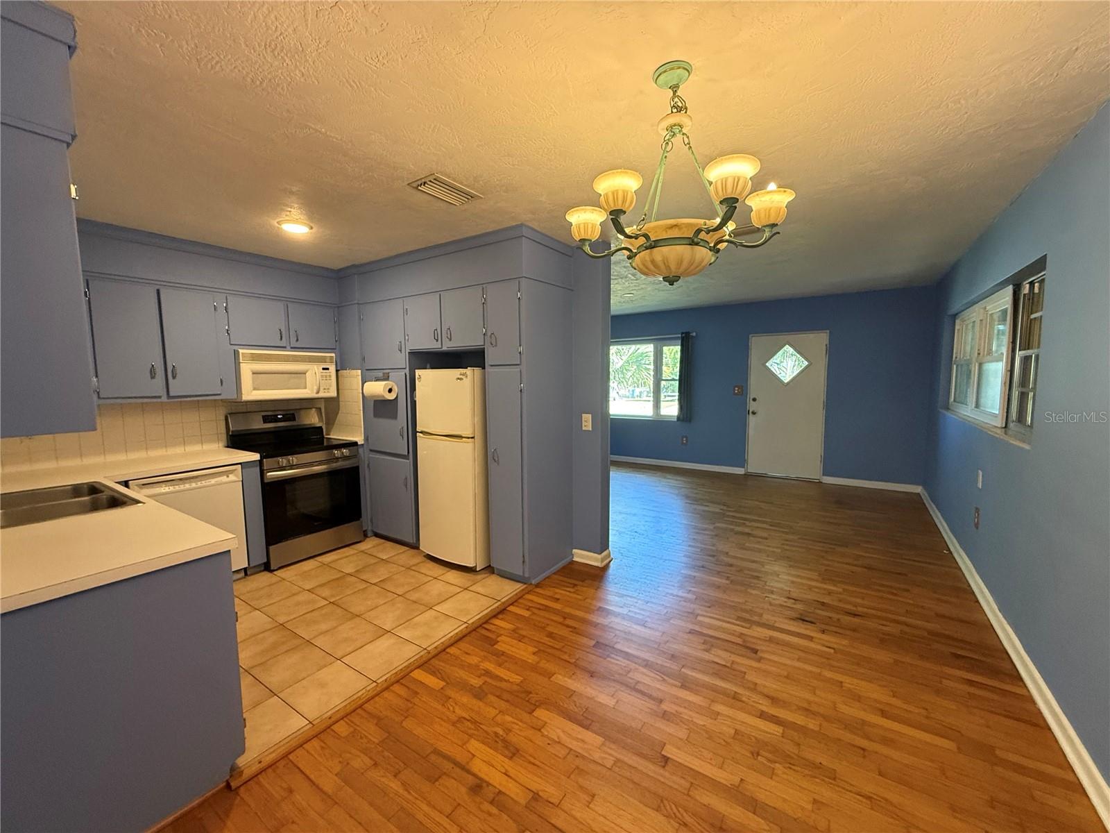 Image 7 of 24 For 514 Land O Lakes Court