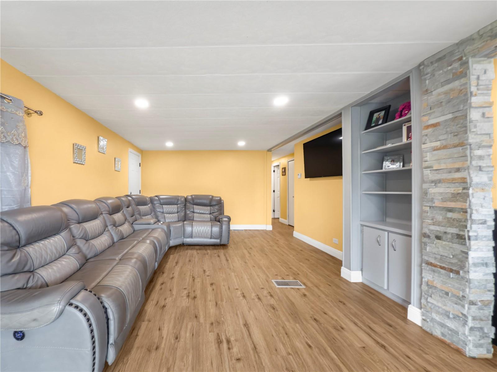 Image 14 of 31 For 4102 Woodland Circle