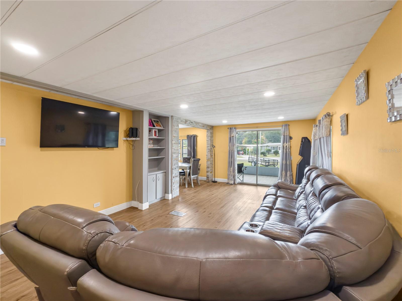 Image 15 of 31 For 4102 Woodland Circle