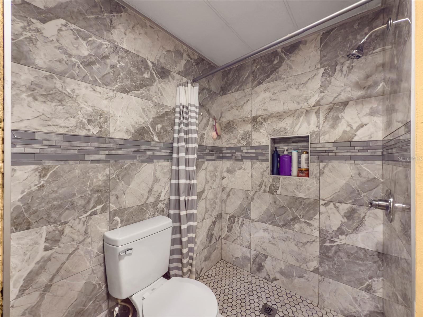 Image 17 of 31 For 4102 Woodland Circle