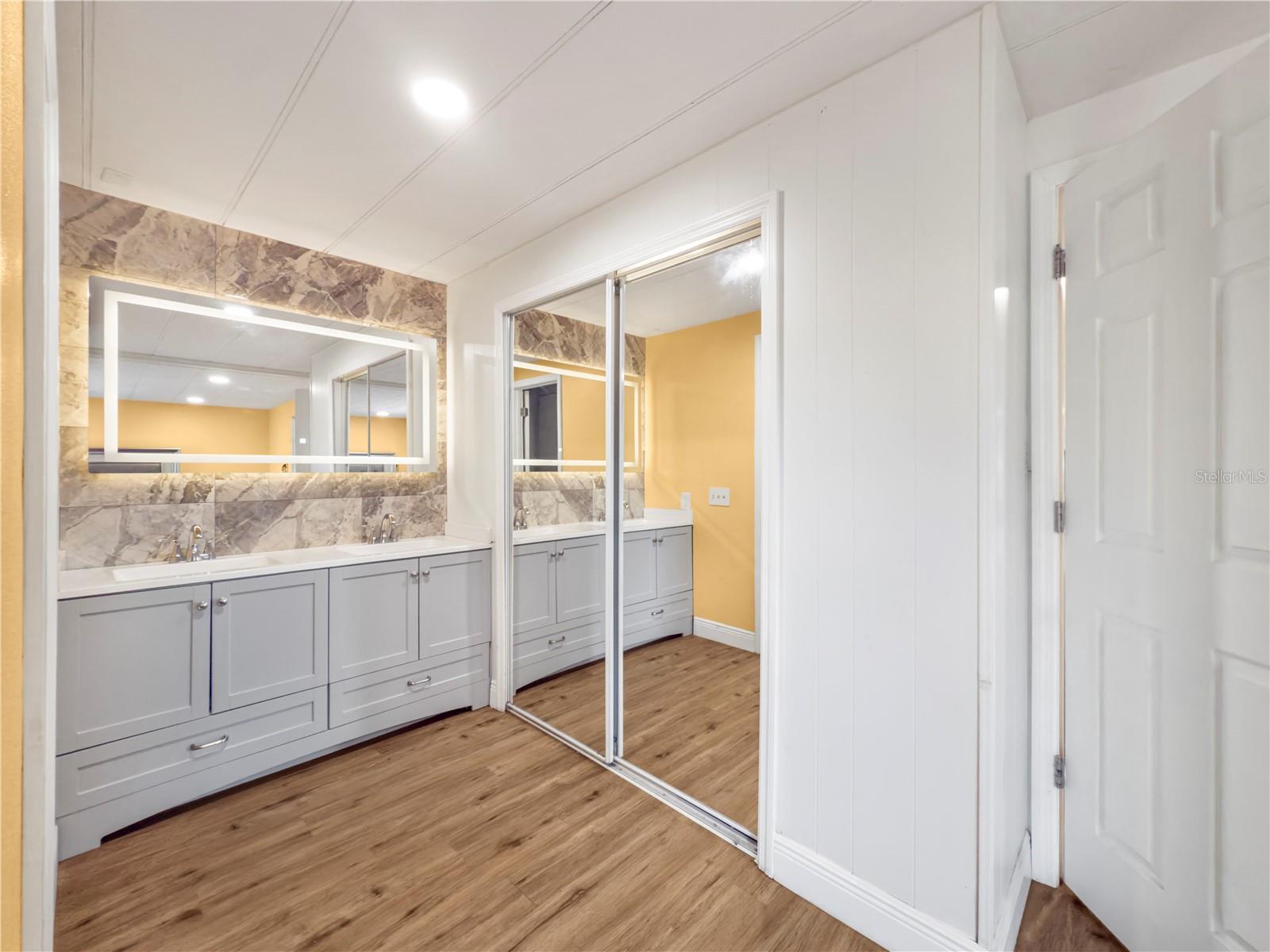 Image 21 of 31 For 4102 Woodland Circle