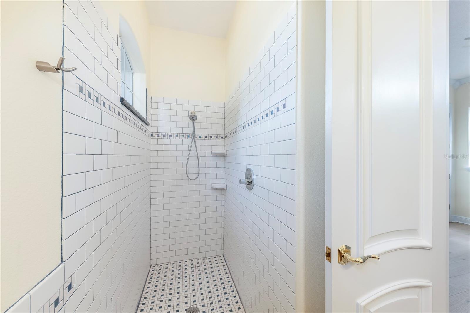 Image 18 of 24 For 522 Newhall Lane