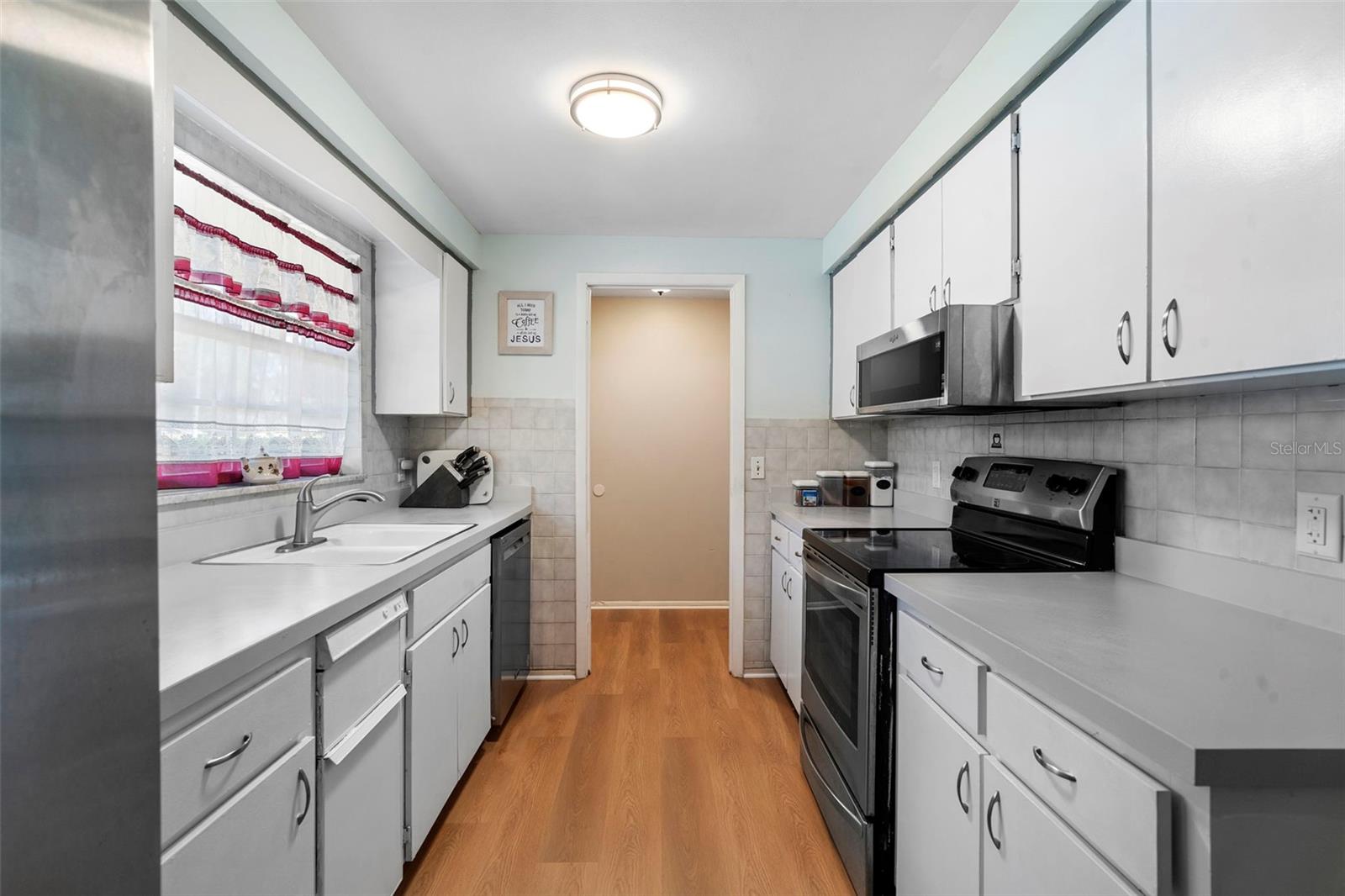 Image 6 of 42 For 270 Holly Drive