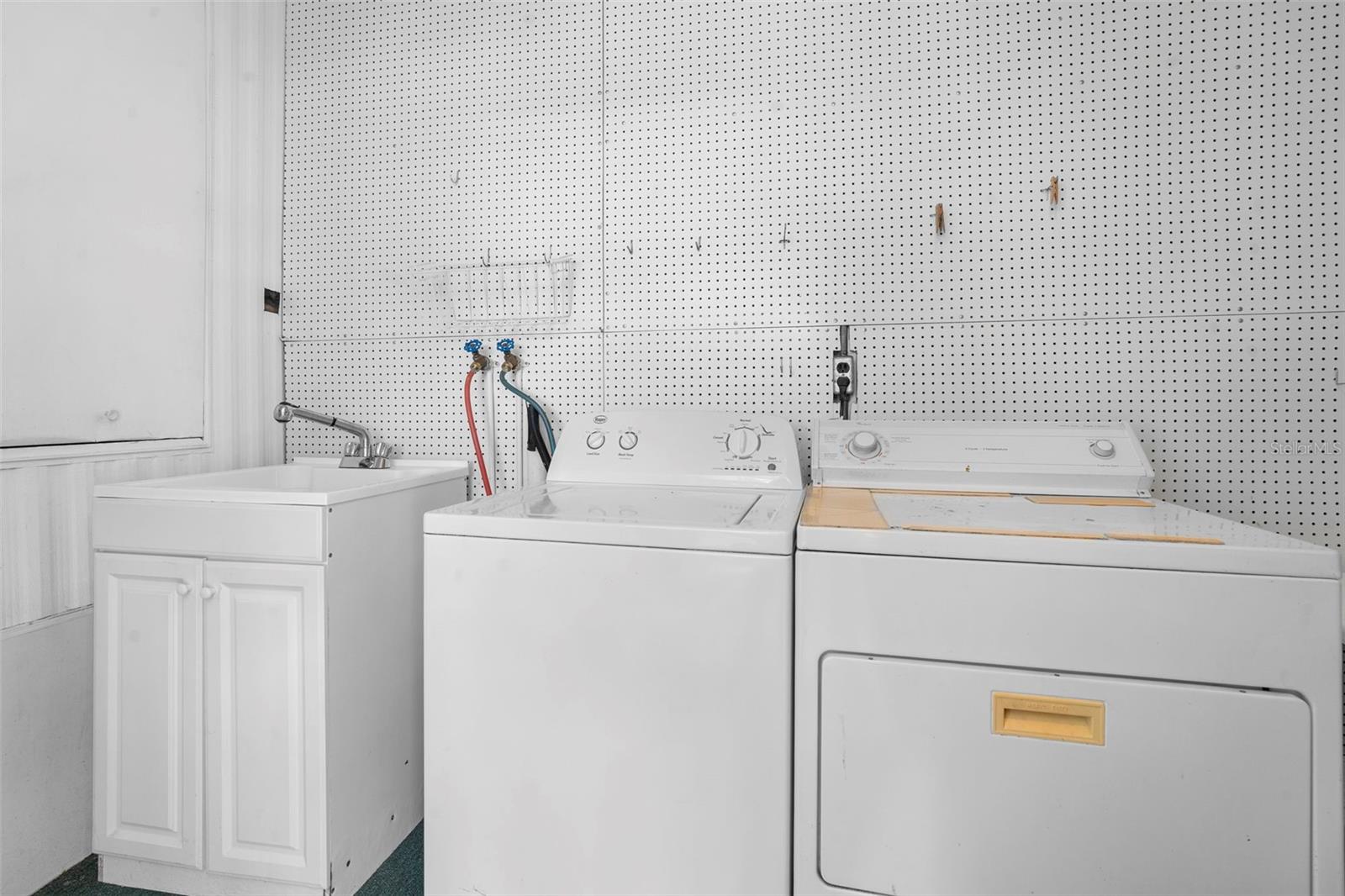 Image 21 of 31 For 105 Florence Boulevard