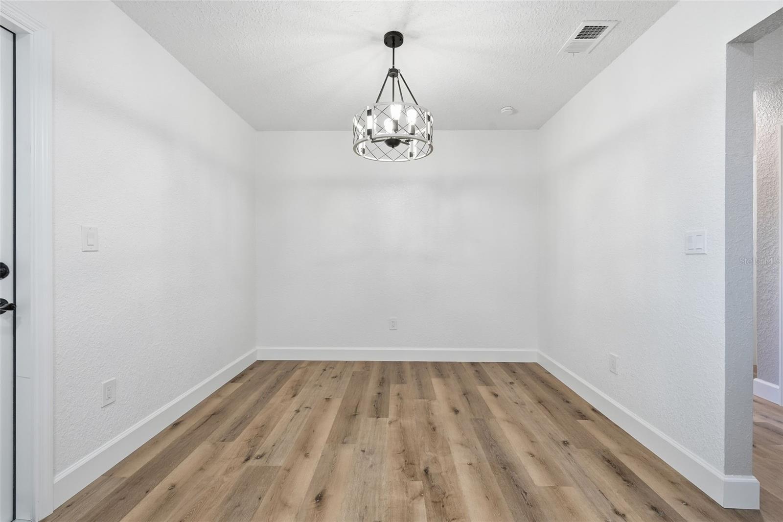 Image 5 of 22 For 1113 Cass Street