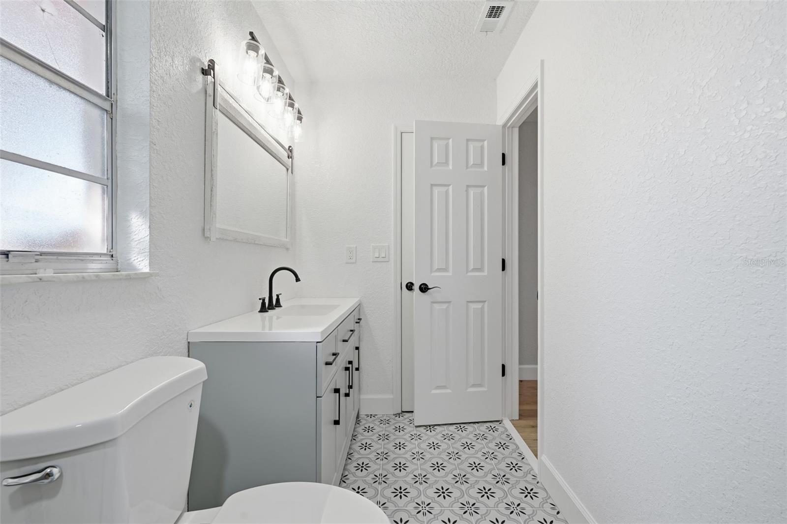 Image 9 of 22 For 1113 Cass Street