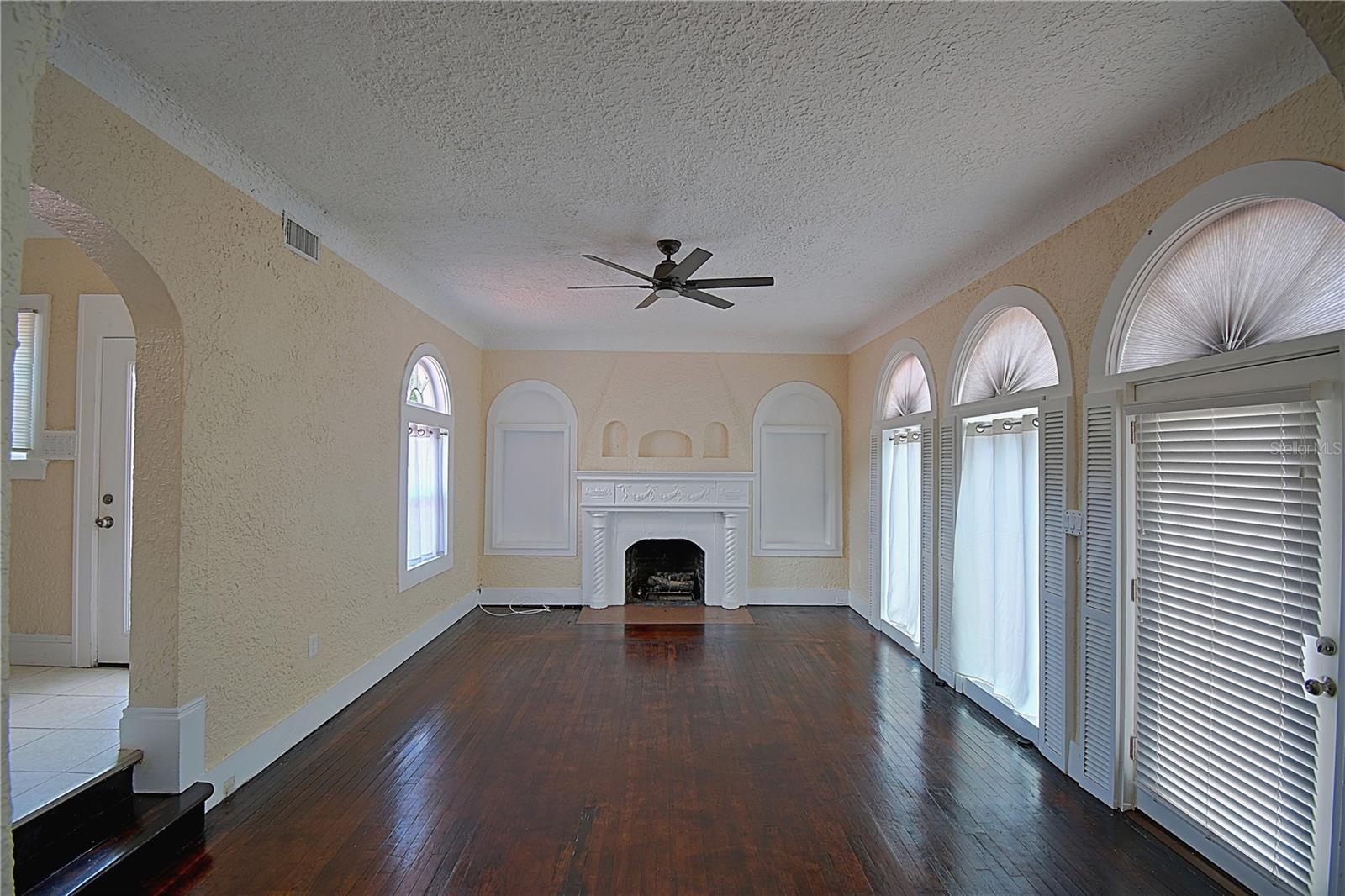 Image 5 of 48 For 1136 Australia Avenue