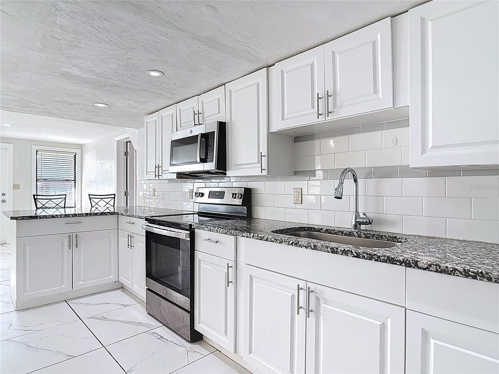 Image 17 of 50 For 941 Hartford Avenue