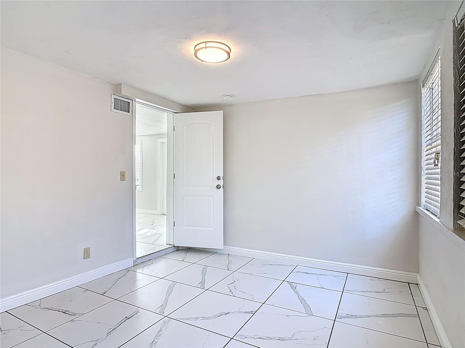 Image 21 of 50 For 941 Hartford Avenue