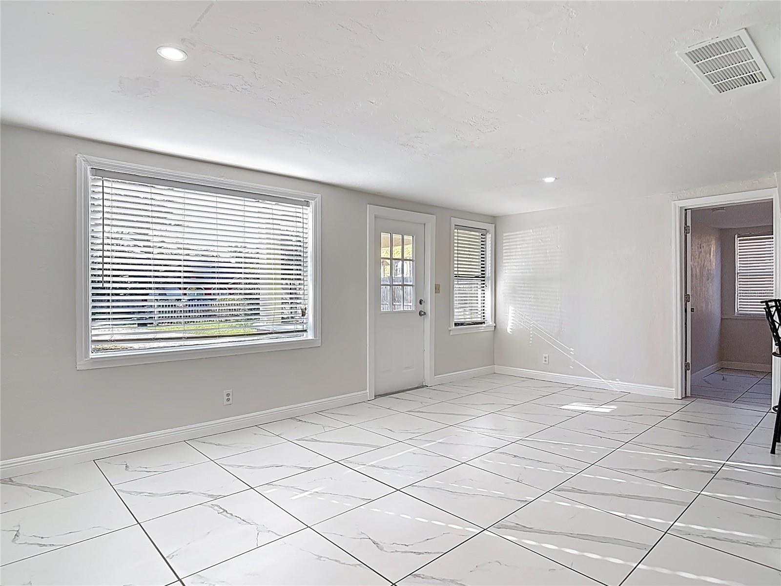 Image 5 of 50 For 941 Hartford Avenue