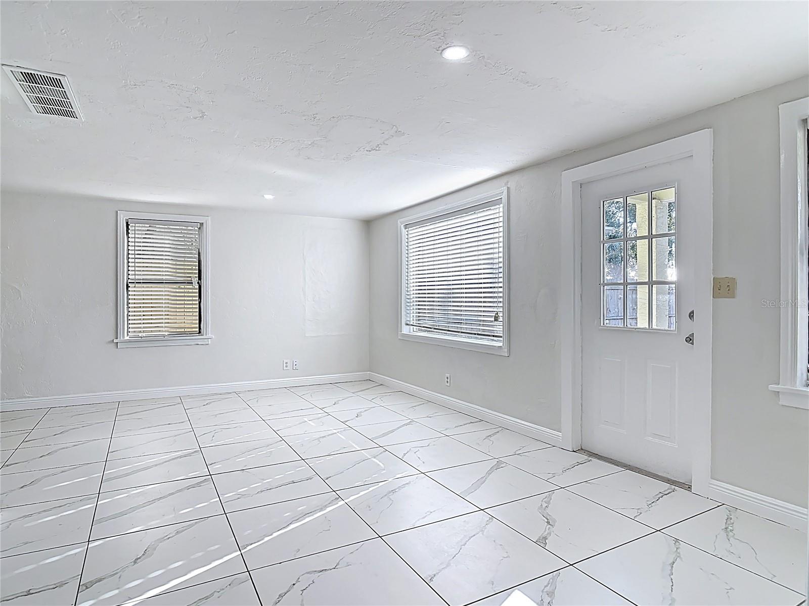 Image 6 of 50 For 941 Hartford Avenue