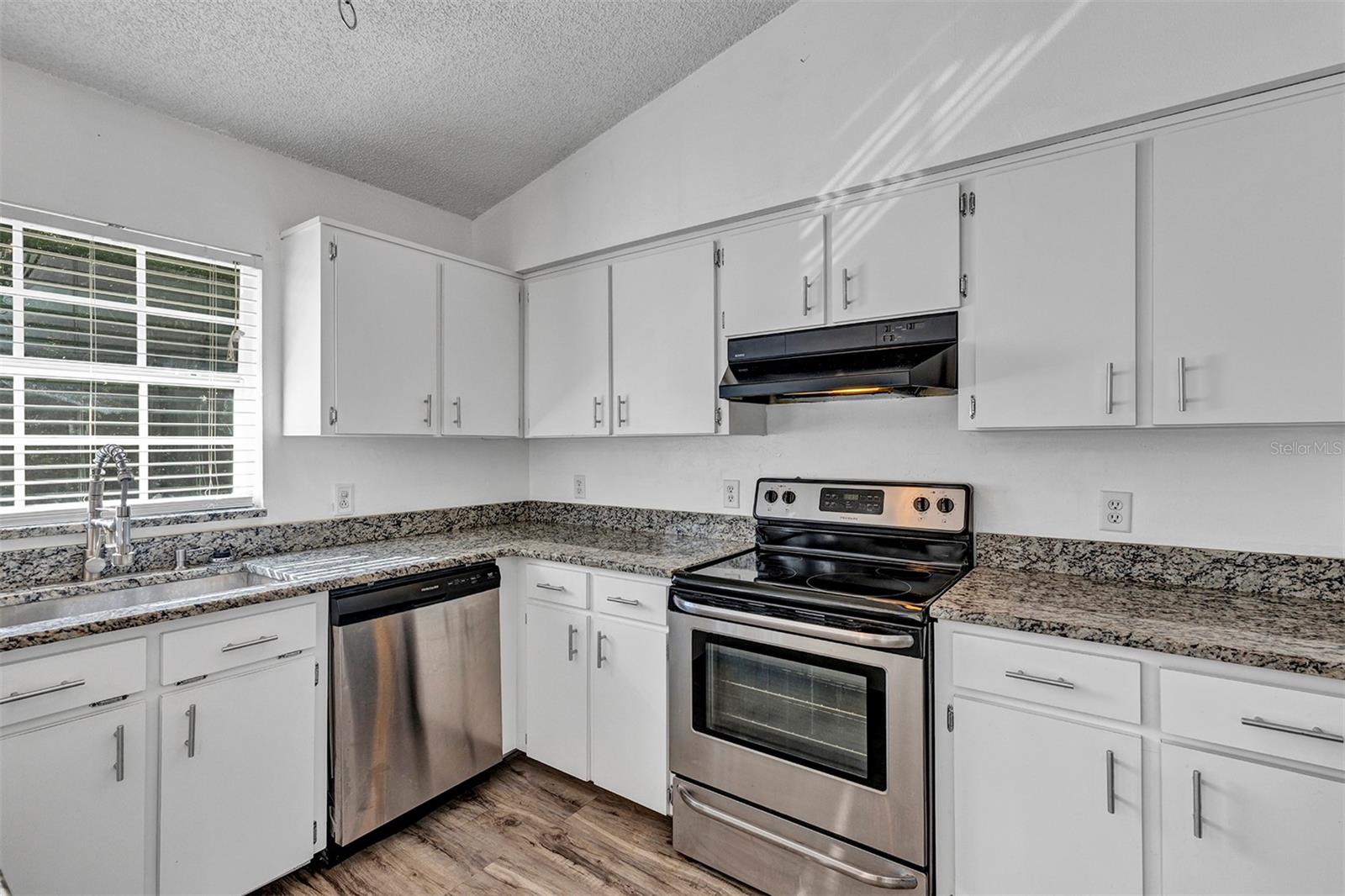 Image 14 of 41 For 1134 10th Avenue