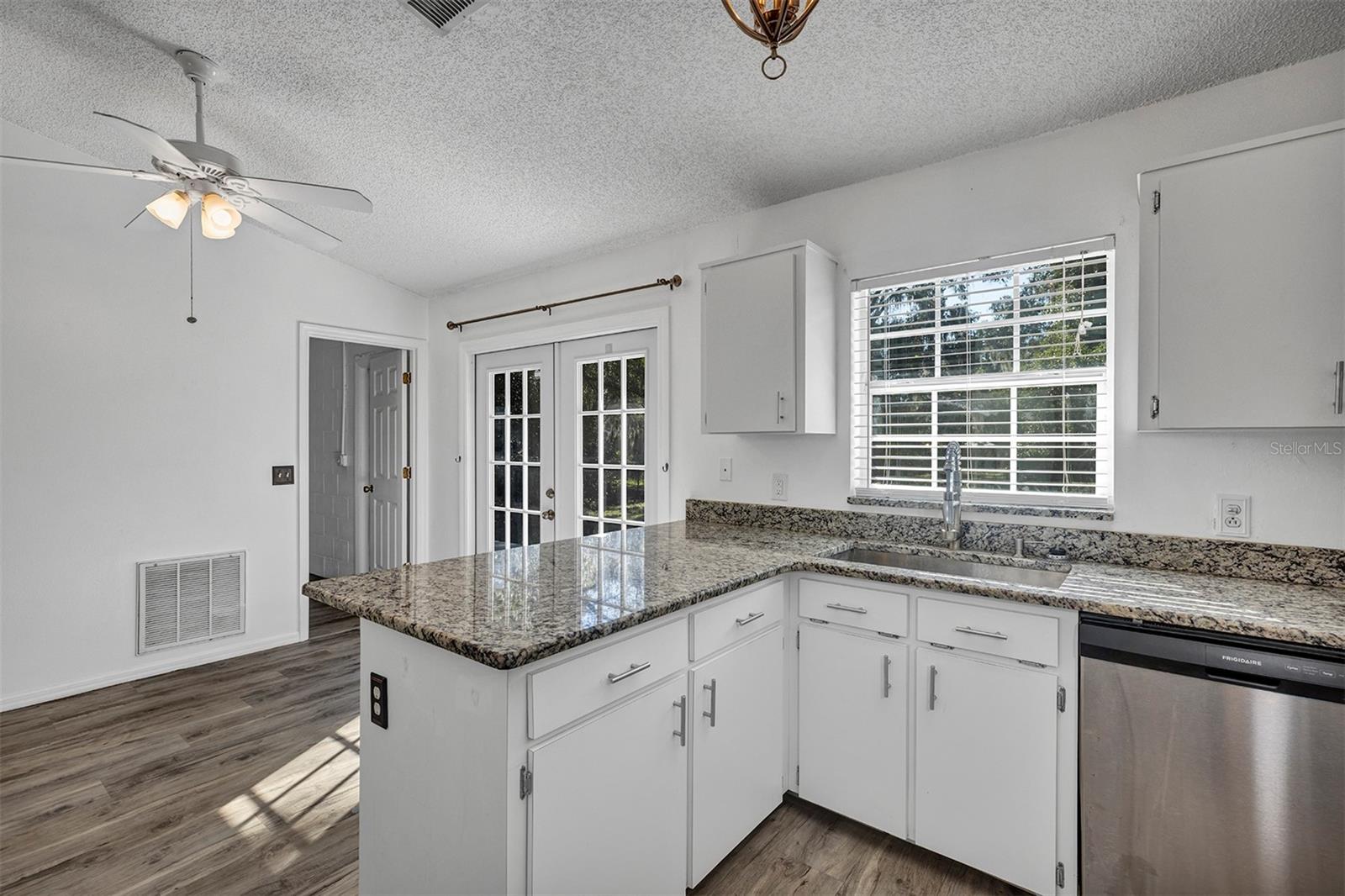 Image 16 of 41 For 1134 10th Avenue