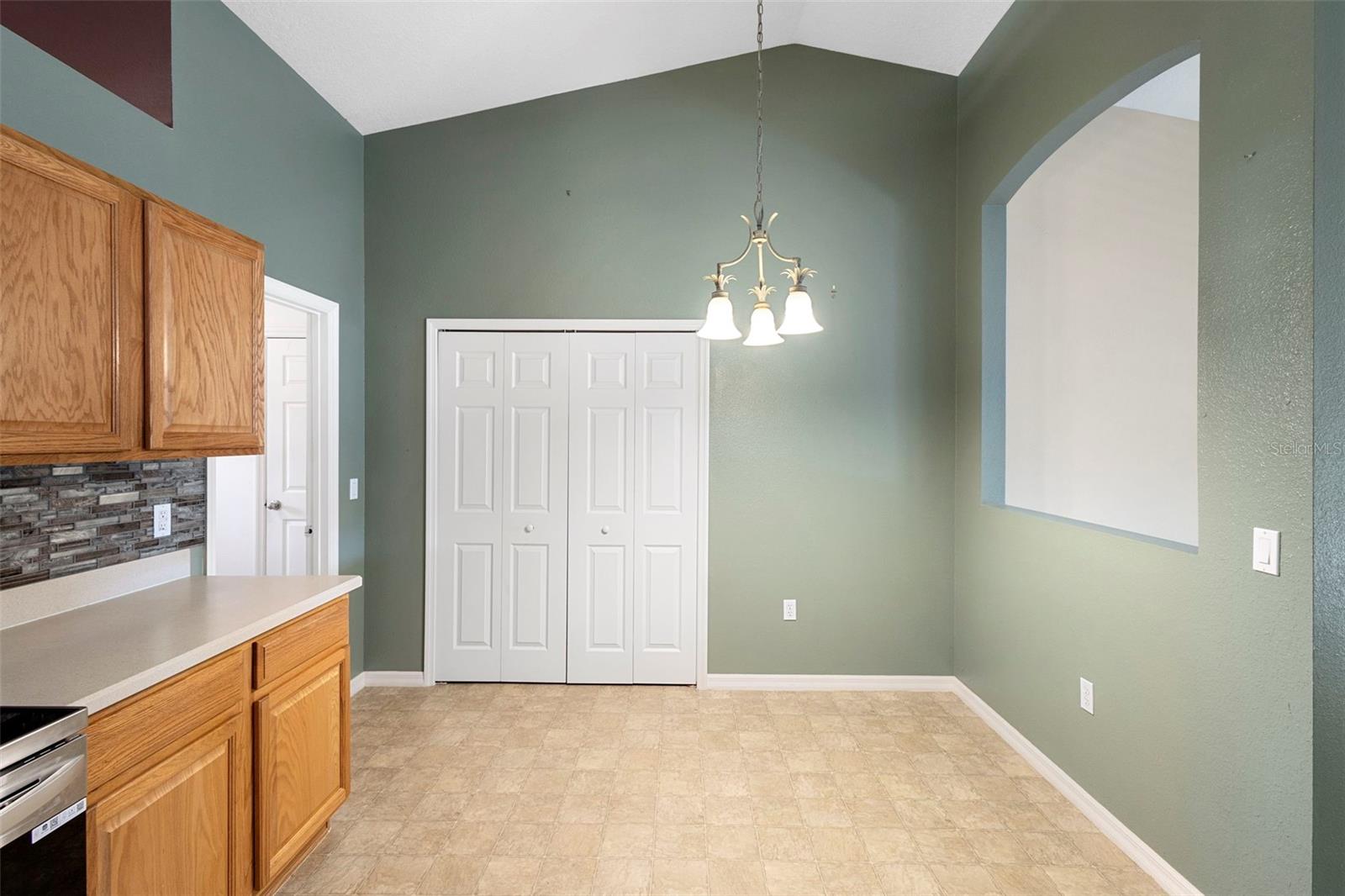 Image 16 of 43 For 606 White Oak Way