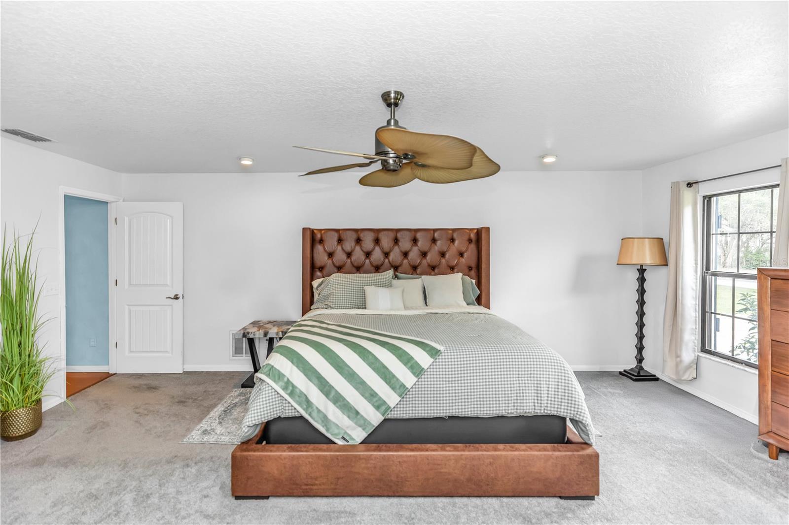 Image 20 of 44 For 209 Oakapple Trail