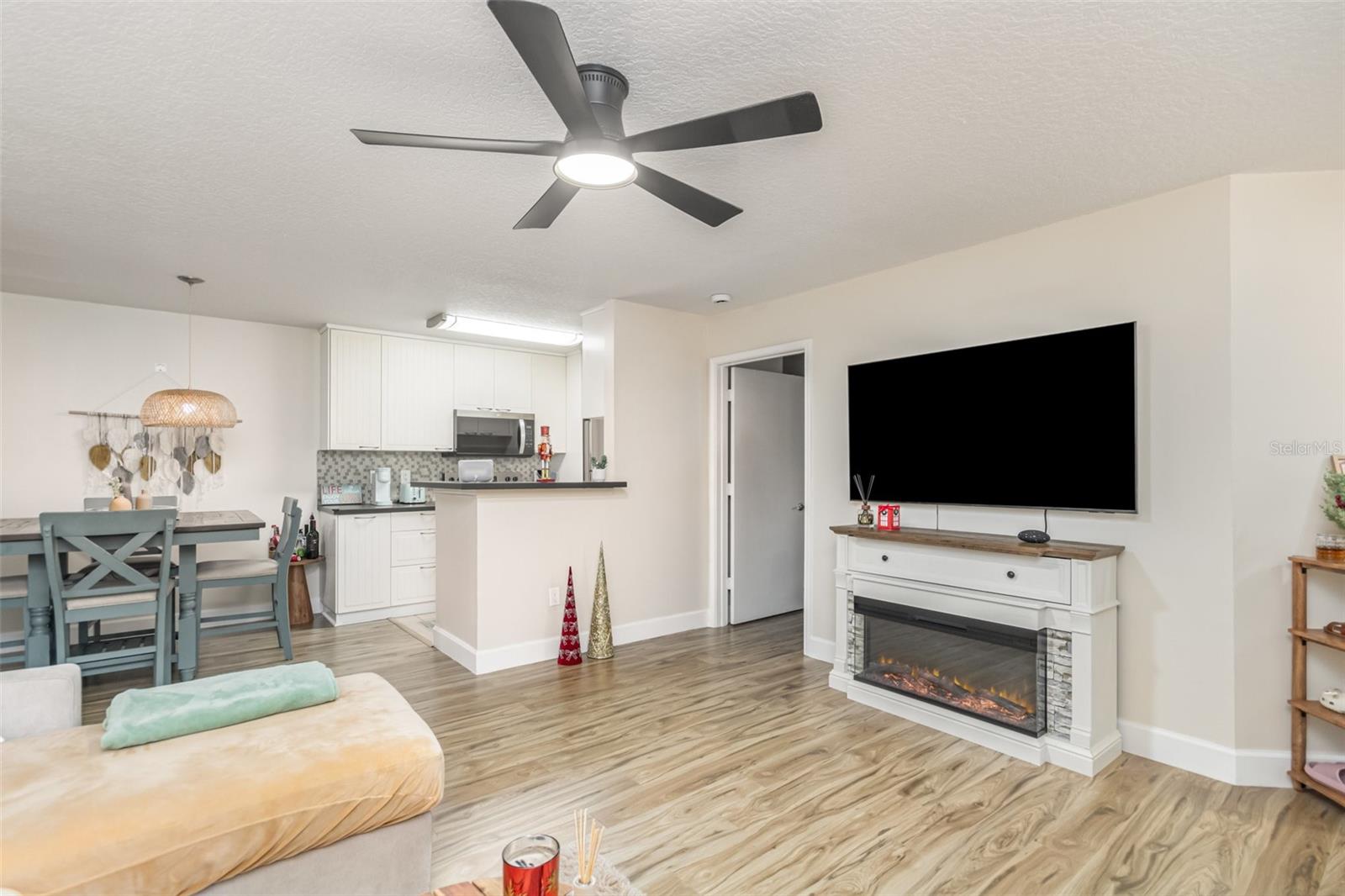 Image 3 of 20 For 712 Secret Harbor Lane 104