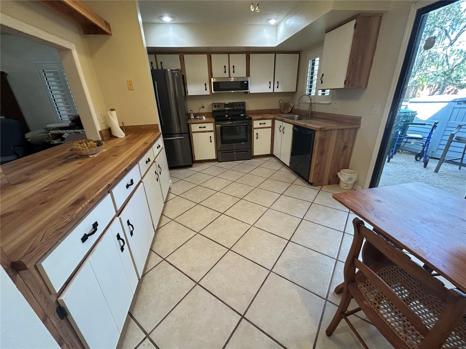 Image 11 of 34 For 906 Village Green Road