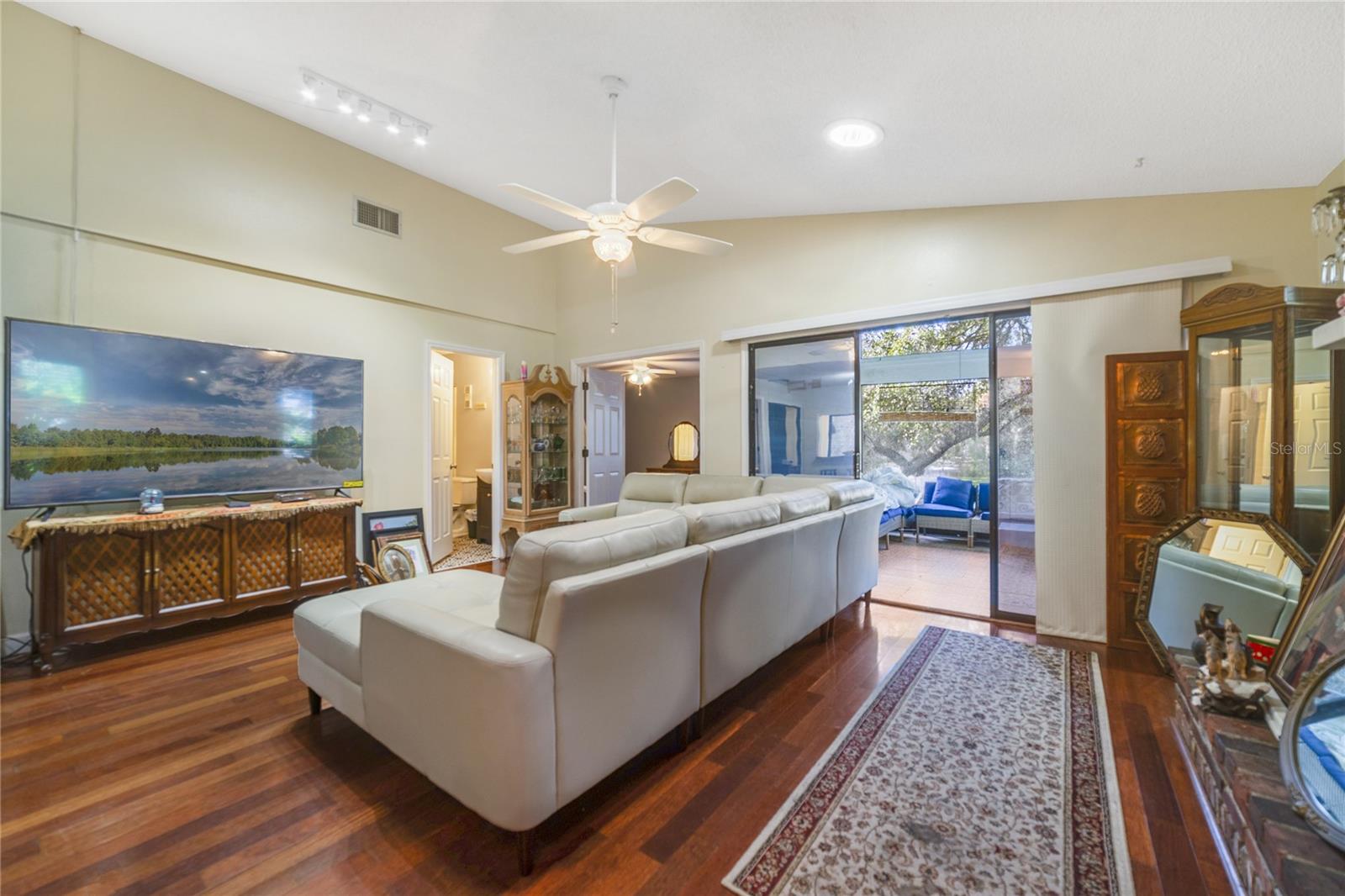 Image 14 of 34 For 906 Village Green Road