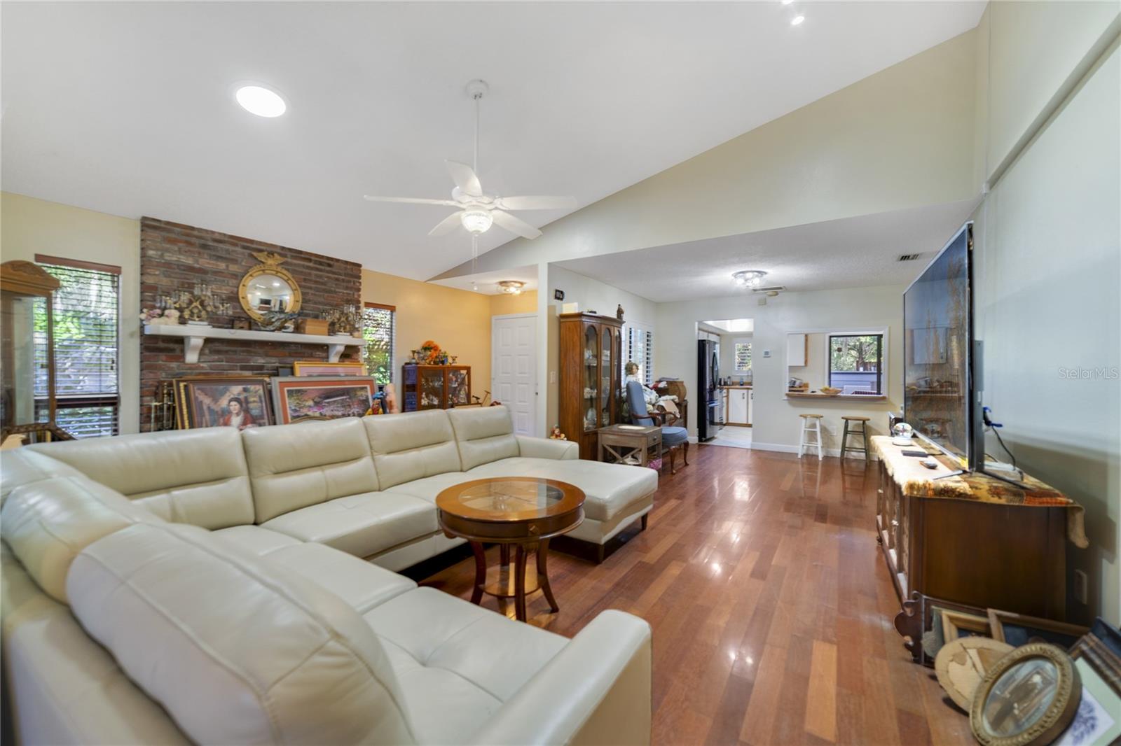 Image 15 of 34 For 906 Village Green Road