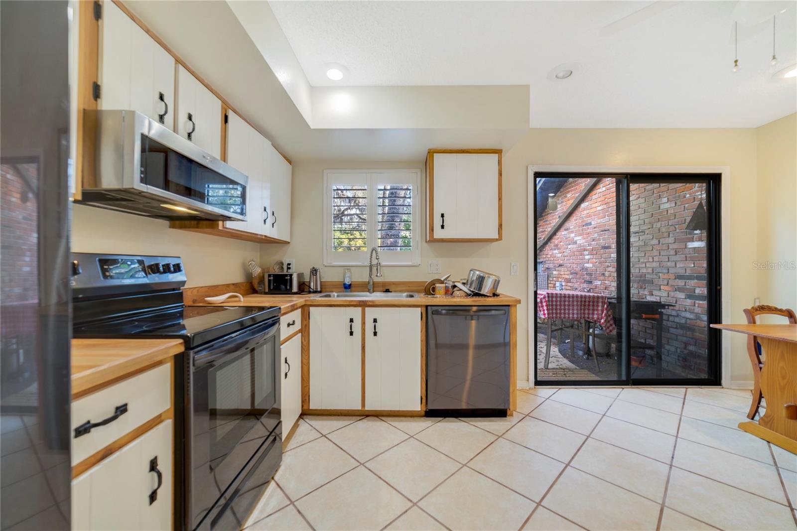 Image 17 of 34 For 906 Village Green Road