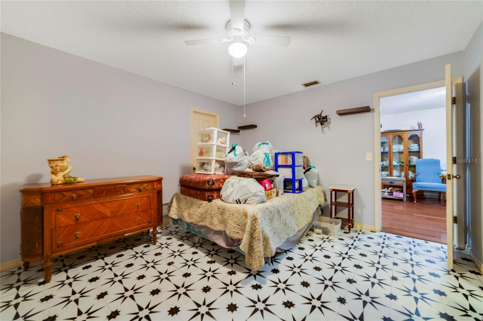 Image 21 of 34 For 906 Village Green Road