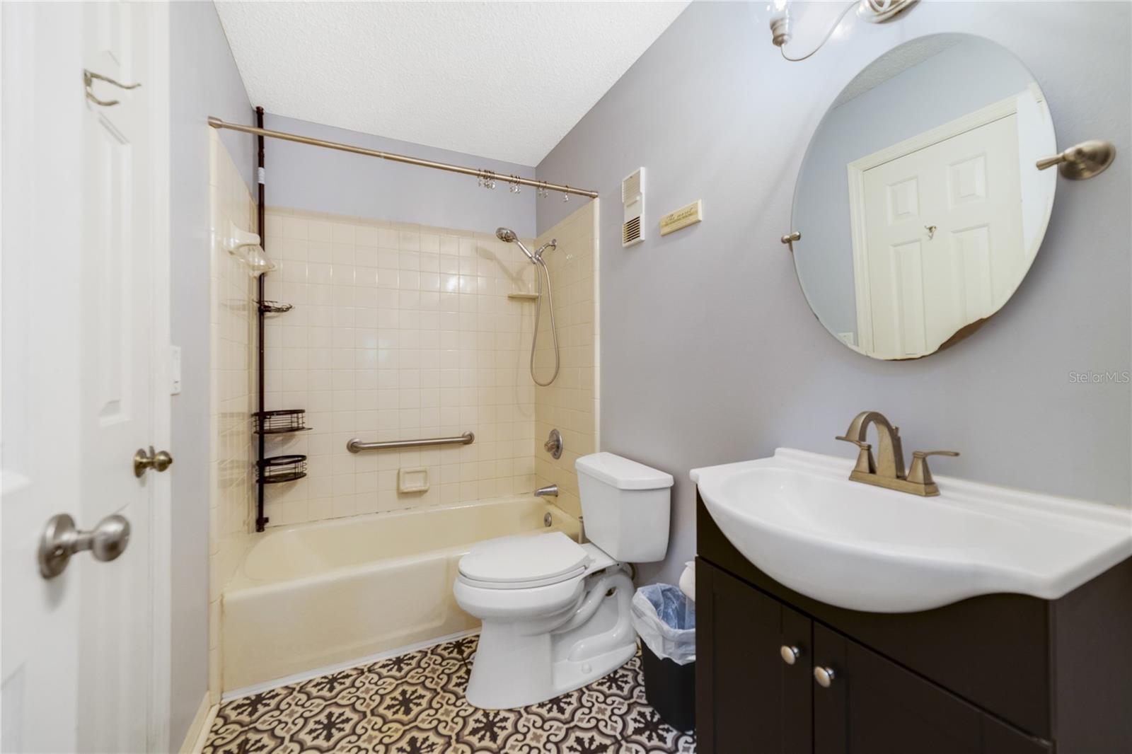 Image 23 of 34 For 906 Village Green Road