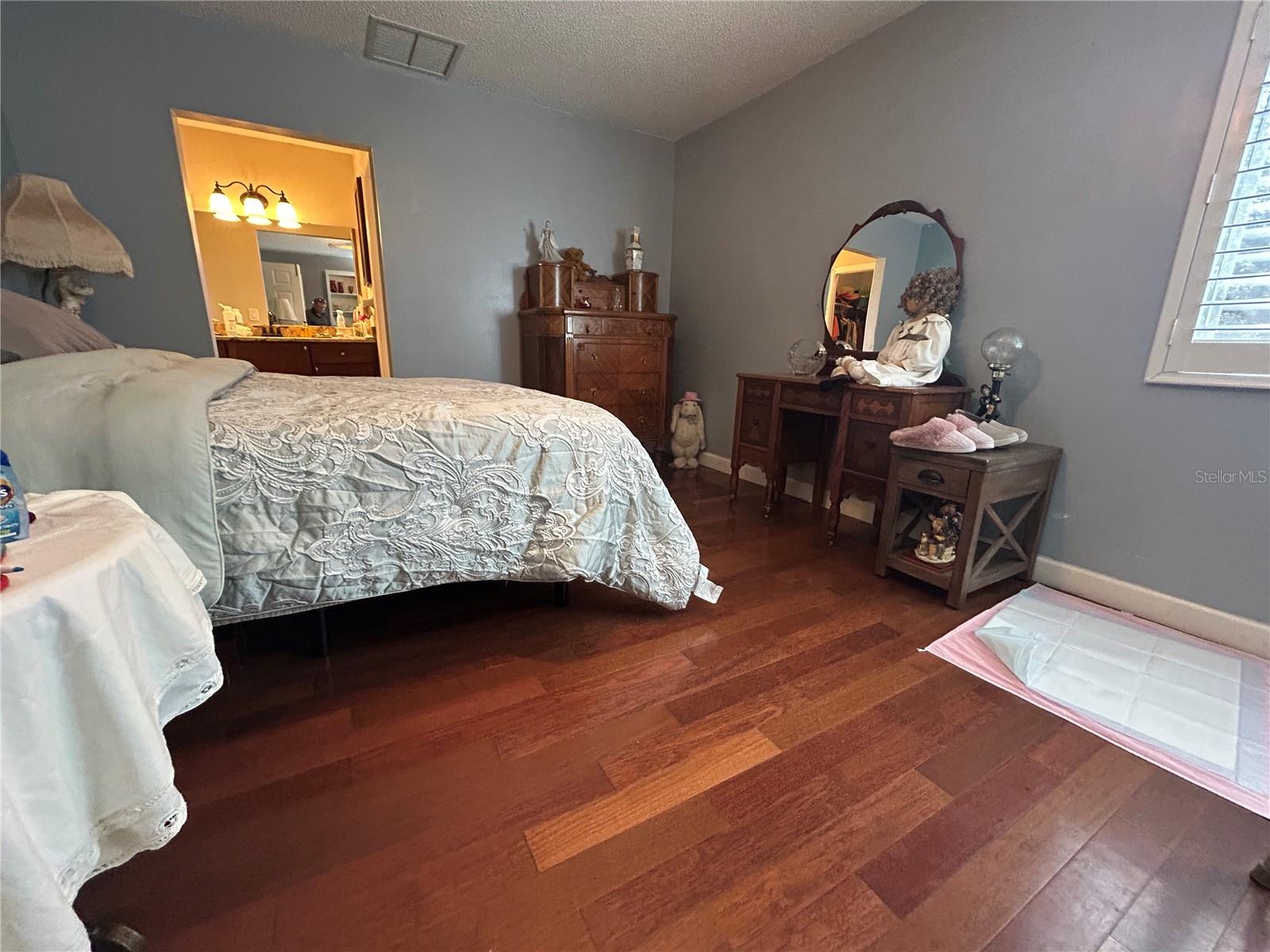 Image 5 of 34 For 906 Village Green Road