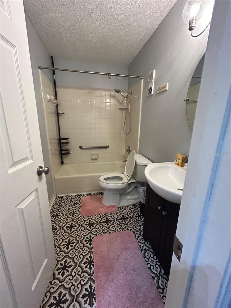 Image 7 of 34 For 906 Village Green Road