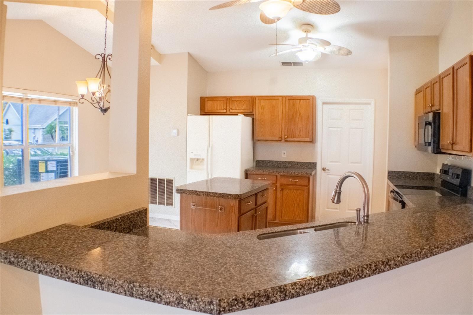 Image 15 of 33 For 601 Shady Point Way