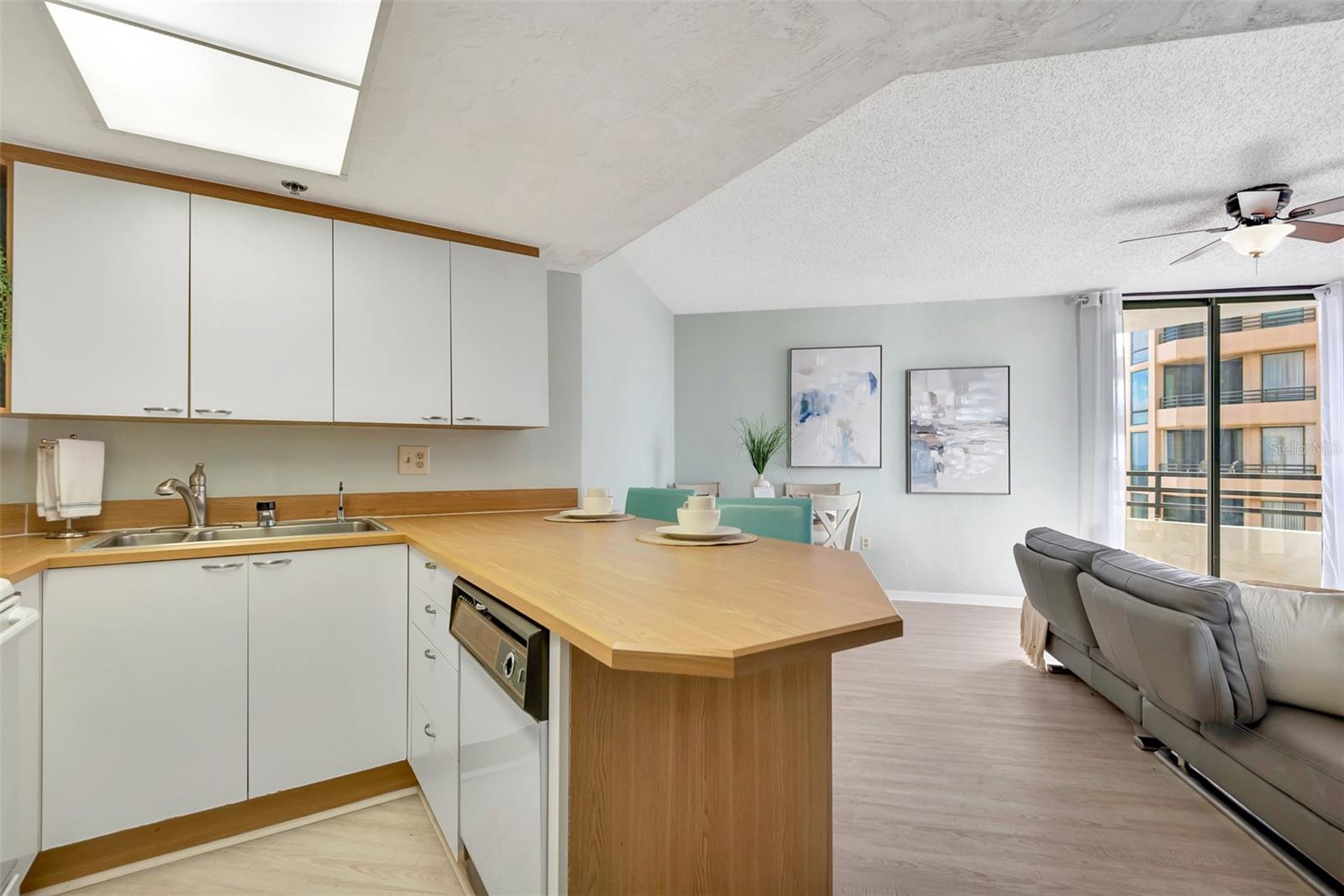 Image 11 of 44 For 3013 Atlantic Avenue 803