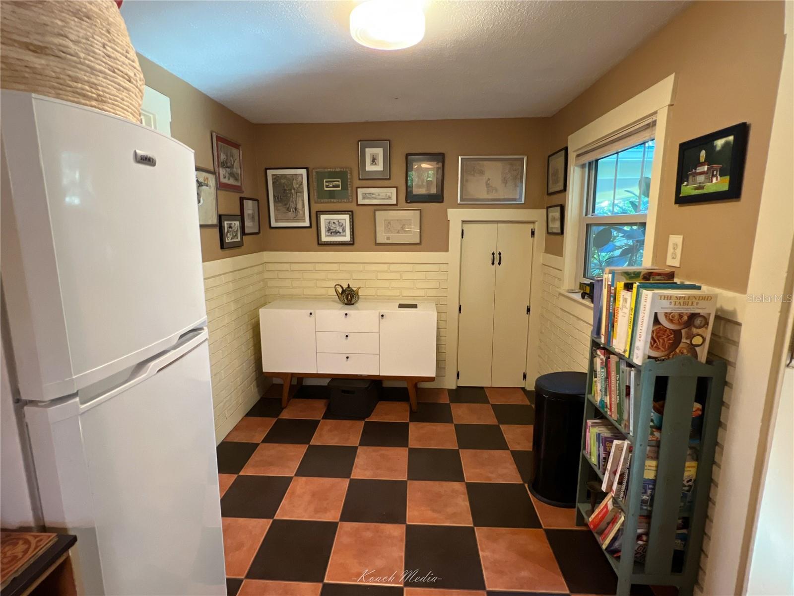 Image 10 of 29 For 444 Julia Avenue